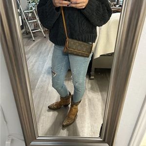 Louis Vuitton pochette Florentine monogram with strap leather beltFair condition